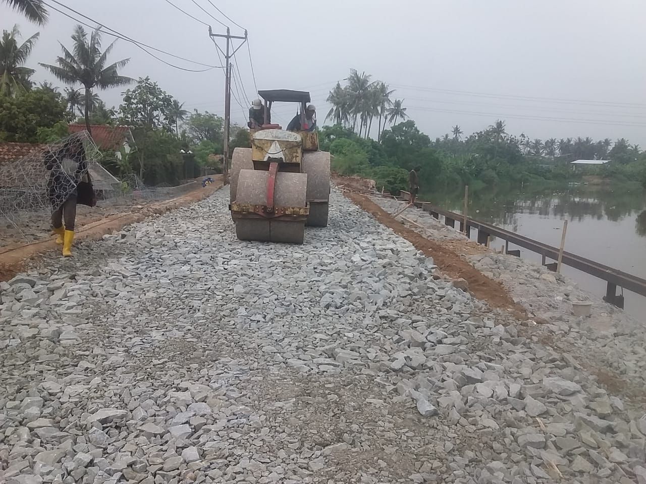 Perbaikan Jl Tanjung Burung Kabupaten Tangerang yang longsor. (Dok Pemkab Tangerang)
