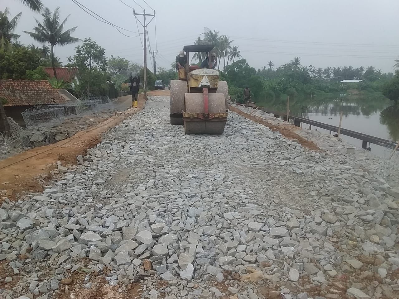 Perbaikan Jl Tanjung Burung Kabupaten Tangerang yang longsor. (Dok Pemkab Tangerang)