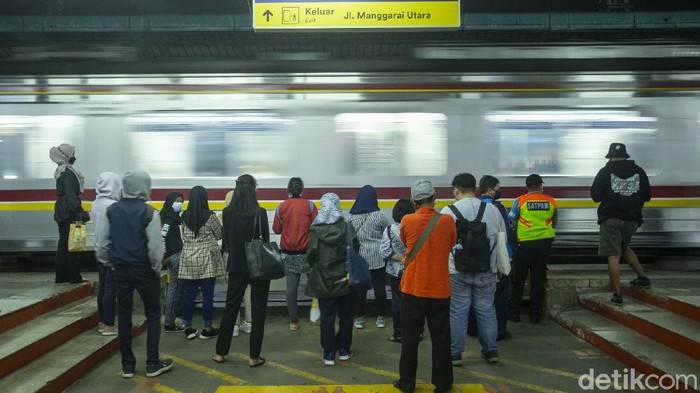 Perhatian! Jam Operasional KRL Jabodebek Berubah KAI Commuter melakukan pembatasan operasional KRL di masa Lebaran 2021. Jam operasional KRL Jabodetabek berubah mulai 6-17 Mei 2021.