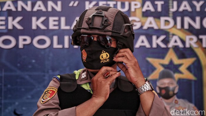 Petugas kepolisian Polsek Kelapa Gading melakukan persiapan pengaman di kawasan Pos Pengamanan Operasi Ketupat Jaya 2021 Polres Jakarta Utara.