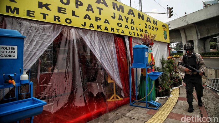 Persiapan Pengamanan Pos Operasi Ketupat Jaya Jakut Petugas kepolisian Polsek Kelapa Gading melakukan persiapan pengaman di kawasan Pos Pengamanan Operasi Ketupat Jaya 2021 Polres Jakarta Utara.
