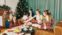 Begini kekompakan Giselle dan member Aespa lain saat makan pizza. Mereka menikmati pizza di malam Natal. Foto: Instagram aespa_official