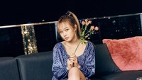Dalam rangkaian pemotretan tema tahun baru, Giselle pose sambil memegang bunga. Tentu saja mereka merayakan pergantian tahun dengan banyak makanan enak. Foto: Instagram aespa_official
