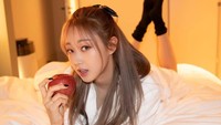 Wanita yang hanya menghabiskan masa trainee 10 bulan ini terlihat berpose dengan apel. Wajahnya yang mungil terlihat menawan! Foto: Instagram giselle._aespa._/giselle_aespa