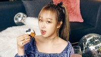 Jalani pemotretan, begini cantiknya Giselle berpose dengan ragam kue. Ia juga ditemani sepiring marshmallow di hadapannya. Foto: Instagram giselle._aespa._/giselle_aespa