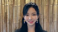 Giselle terlihat manis saat memegang kue ulang tahun. Di Aespa, ia adalah vokalis sekaligus rapper. Foto: Instagram giselle._aespa._/giselle_aespa