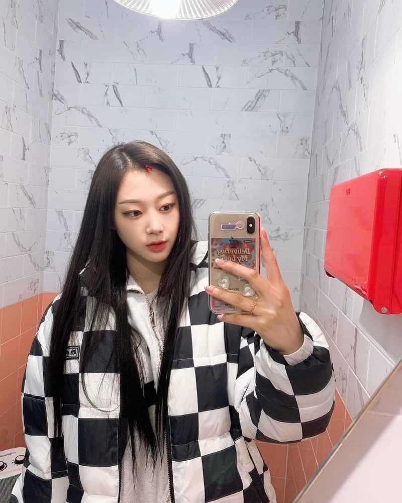 Pesona Cantik Giselle 'Aespa' Saat Pose Bareng Cake hingga Apel