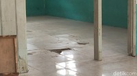 Saat diketahui warga, kelima korban sudah tergeletak di dalam salah satu ruangan TPQ tersebut.  
