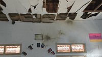 Nampak juga, lantai ruangan retak-retak dan atap enternet satu ruangan banyak berlubang. Tidak itu saja, ada satu bagian dinding yang nampak gosong.  