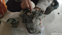 Kelima remaja ini, diketahui tengah membuat petasan berukuran besar, dengan panjang satu meter dan diameter seukuran cat kaleng.  