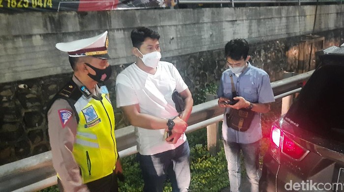 Petugas Adu Mulut dengan Pengendara Kena Penyekatan di Tol Bekasi Barat (Fathan/detikcom)