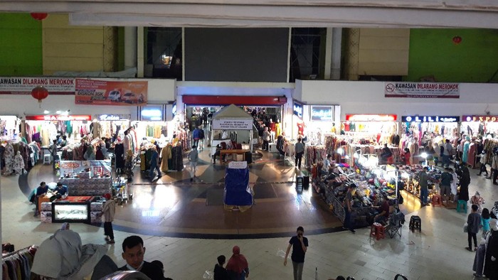 Kondisi Blok B dan Blok F, Pasar Tanah Abang, sekitar pukul 08.30 WIB, Kamis (6/5/2021), terlihat sejumlah kios pedagang sudah mulai buka. Aktivitas di dalam pasar pun sudah mulai berlangsung, namun tak ada penumpukan pengunjung.