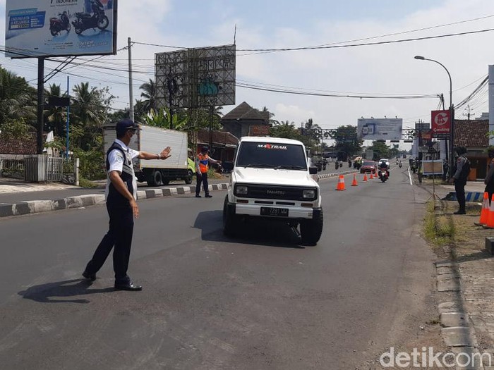 Petugas memeriksa kendaraan yang ditengarai untuk mudik di pos penyekatan mudik Tempel, Sleman, Kamis (6/5/2021).