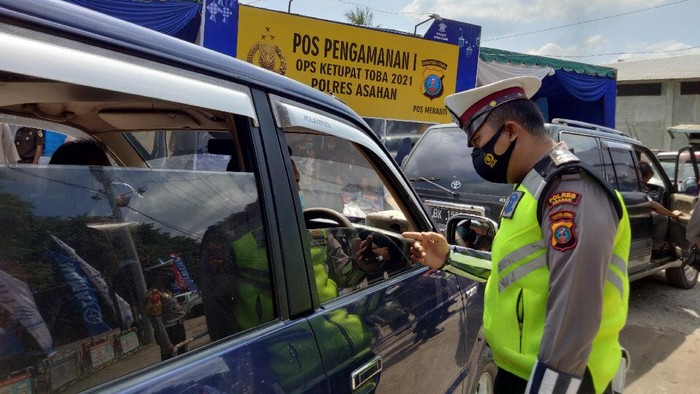 Petugas memeriksa mobil mini bus yang kedapatan ingin melakukan perjalanan mudik. (Perdana R/detikcom)