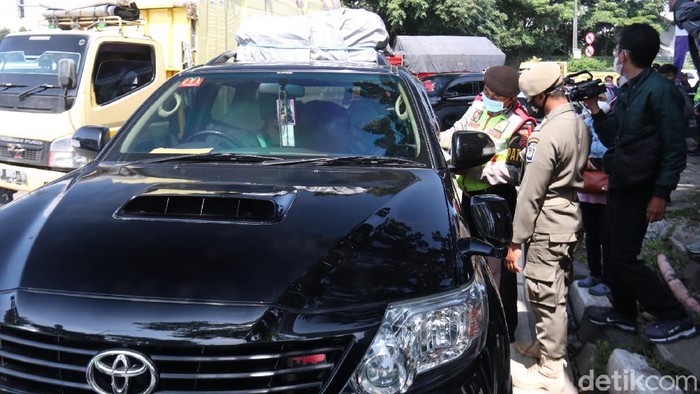 Petugas putar balik kendaraan yang keluar di Tol Buahbatu