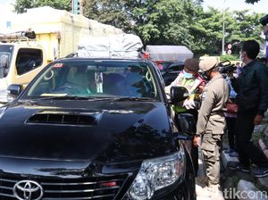Petugas Putar Balik Kendaraan Pemudik di Exit Tol Buahbatu Bandung