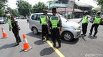 Polisi Bersenjata Lengkap Perketat Penyekatan di Solo