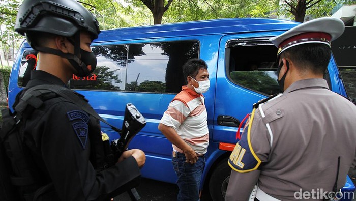 Polisi Bersenjata Lengkap Perketat Penyekatan di Solo Larangan mudik berlaku dari hari ini hingga tanggal 17 Mei nanti. Sejumlah polisi di Solo juga memperkatat penyekatan.