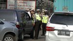 Polisi Hadang Pemudik di Tol Bekasi Barat