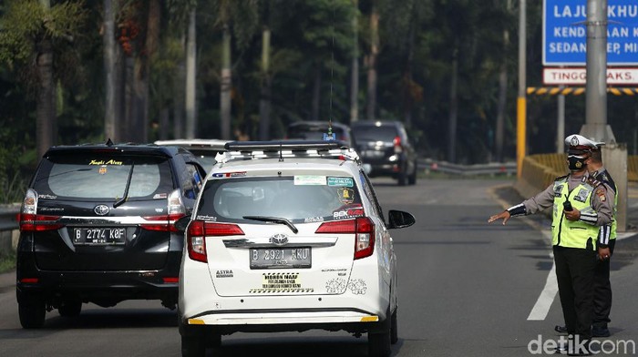 Kebijakan larangan mudik lebaran 2021 resmi dimulai hari ini. Polda Metro Jaya pun melakukan penyekatan di sejumlah titik, salah satunya di Gerbang Tol Bekasi Barat.