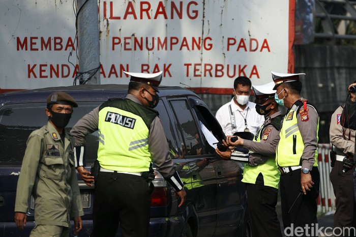 Kebijakan larangan mudik lebaran 2021 resmi dimulai hari ini. Polda Metro Jaya pun melakukan penyekatan di sejumlah titik, salah satunya di Gerbang Tol Bekasi Barat.