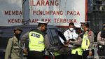 Polisi Hadang Pemudik di Tol Bekasi Barat