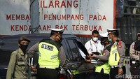 Polisi akan memeriksa setiap kendaraan yang melewati tol.