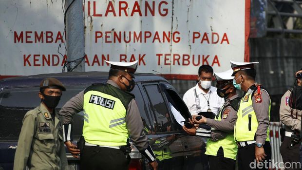 Kebijakan larangan mudik lebaran 2021 resmi dimulai hari ini. Polda Metro Jaya pun melakukan penyekatan di sejumlah titik, salah satunya di Gerbang Tol Bekasi Barat.