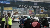 Polisi berjaga untuk menghalau pemudik keluar wilayah.