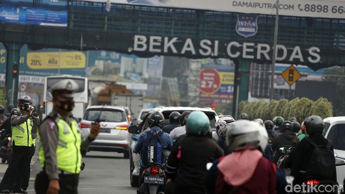 Kebijakan larangan mudik lebaran 2021 resmi dimulai hari ini. Polda Metro Jaya pun melakukan penyekatan di sejumlah titik, salah satunya di Gerbang Tol Bekasi Barat.