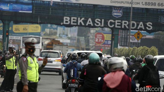 Kebijakan larangan mudik lebaran 2021 resmi dimulai hari ini. Polda Metro Jaya pun melakukan penyekatan di sejumlah titik, salah satunya di Gerbang Tol Bekasi Barat.