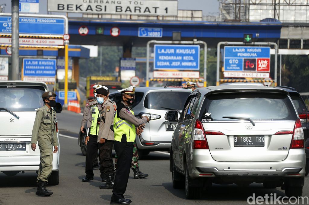 Kebijakan larangan mudik lebaran 2021 resmi dimulai hari ini. Polda Metro Jaya pun melakukan penyekatan di sejumlah titik, salah satunya di Gerbang Tol Bekasi Barat.