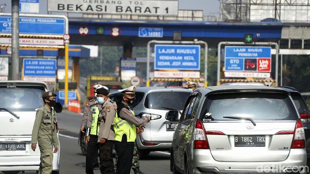 Kebijakan larangan mudik lebaran 2021 resmi dimulai hari ini. Polda Metro Jaya pun melakukan penyekatan di sejumlah titik, salah satunya di Gerbang Tol Bekasi Barat.