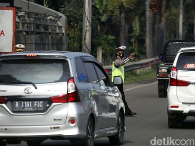 Polisi Hadang Pemudik di Tol Bekasi Barat