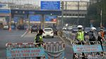 Polisi Hadang Pemudik di Tol Bekasi Barat