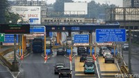 Arus lalu lintas di gerbang tol Bekasi Barat tampak lancar. Tak ada antrean kendaraan di gerbang tol tersebut.