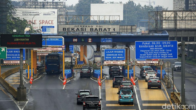 Kebijakan larangan mudik lebaran 2021 resmi dimulai hari ini. Polda Metro Jaya pun melakukan penyekatan di sejumlah titik, salah satunya di Gerbang Tol Bekasi Barat.