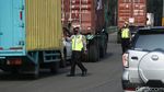 Polisi Hadang Pemudik di Tol Bekasi Barat