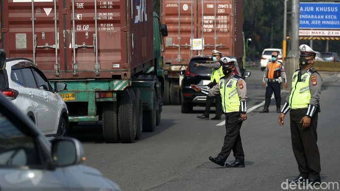 Kebijakan larangan mudik lebaran 2021 resmi dimulai hari ini. Polda Metro Jaya pun melakukan penyekatan di sejumlah titik, salah satunya di Gerbang Tol Bekasi Barat.