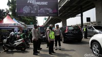 Polisi terus memantau kendaraan yang melintas di kawasan Sumber Artha, Kota Bekasi.