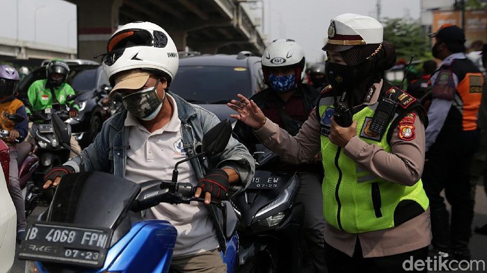 Petugas kepolisian melakukan random cek untuk dilakukan swab pada masyarakat yang melintas di Cek Point Sumber Artha, Kota Bekasi, Jawa Barat, Kamis (6/5/2021). Polres Metro Bekasi Kota melakukan penyekatan diberapa titik perbatasan kota Bekasi diantaranya pos Sumber Artha. Aturan larangan mudik mulai berlaku hari ini. Salah satu titik penyekatan jalur mudik di Kota Bekasi, Sumber Artha, telah memutar balikkan 15 kendaraan yang berasal dari Jakarta sejak dini hari tadi.