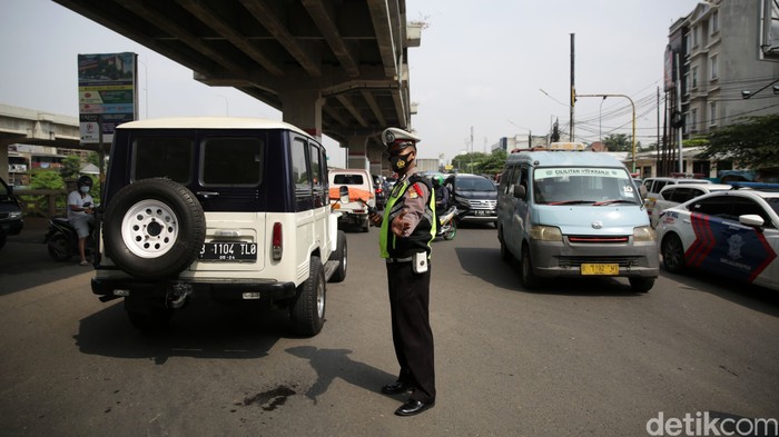 Petugas kepolisian melakukan random cek untuk dilakukan swab pada masyarakat yang melintas di Cek Point Sumber Artha, Kota Bekasi, Jawa Barat, Kamis (6/5/2021). Polres Metro Bekasi Kota melakukan penyekatan diberapa titik perbatasan kota Bekasi diantaranya pos Sumber Artha. Aturan larangan mudik mulai berlaku hari ini. Salah satu titik penyekatan jalur mudik di Kota Bekasi, Sumber Artha, telah memutar balikkan 15 kendaraan yang berasal dari Jakarta sejak dini hari tadi.