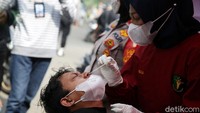 Di titik penyekatan yang juga merupakan checkpoint ini juga diadakan pemeriksaan tes swab antigen secara acak.
