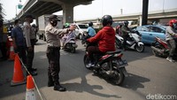 Polisi melakukan penyekatan di kawasan Sumber Artha, Kota Bekasi, Kamis (6/5/2021).