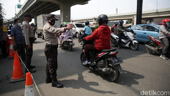Petugas kepolisian melakukan random cek untuk dilakukan swab pada masyarakat yang melintas di Cek Point Sumber Artha, Kota Bekasi, Jawa Barat, Kamis (6/5/2021). Polres Metro Bekasi Kota melakukan penyekatan diberapa titik perbatasan kota Bekasi diantaranya pos Sumber Artha. Aturan larangan mudik mulai berlaku hari ini. Salah satu titik penyekatan jalur mudik di Kota Bekasi, Sumber Artha, telah memutar balikkan 15 kendaraan yang berasal dari Jakarta sejak dini hari tadi.