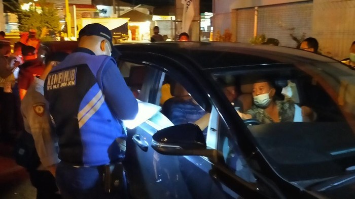 Polisi Lakukan Penyekatan di Pelabuhan ASDP Ketapang, Dua Kendaraan Pemudik Diputar Balik