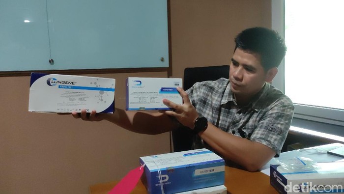 Polisi menunjukkan alat rapid test ilegal yang disita dari distributor di Jawa Tengah
