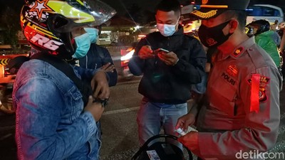 Polisi Putar Balik Puluhan Kendaraan di Karawang