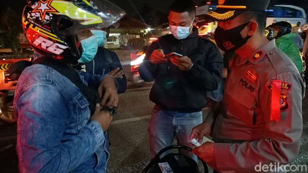 Polisi Putar Balik Puluhan Kendaraan di Karawang