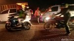 Polisi Putar Balik Puluhan Kendaraan di Karawang